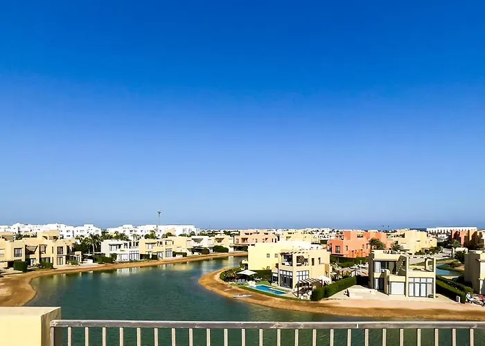 Ollystays Scenic Tawila 2br, Lagoon & Shared Pool View!