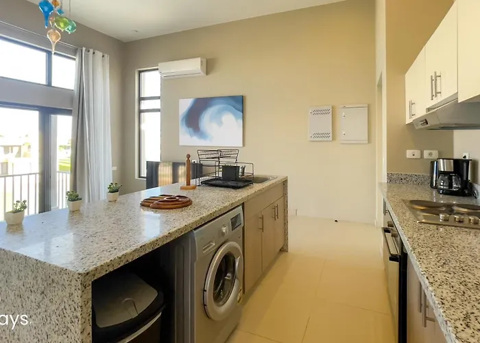 Ollystays Scenic Tawila 2br, Lagoon & Shared Pool View! Appartamento